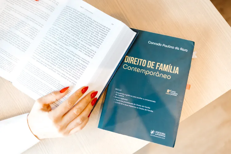 Livro de Direito de Família na mesa de estudos da Dra. Marília
